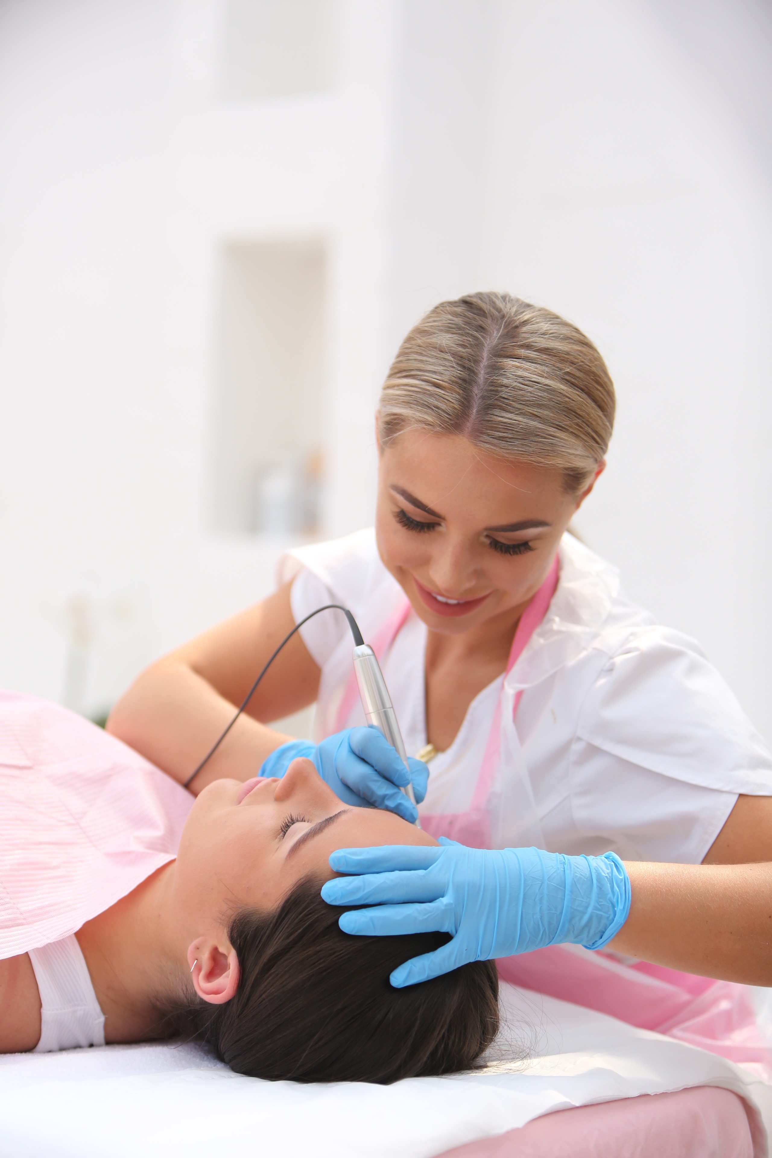 Microblading eyebrows